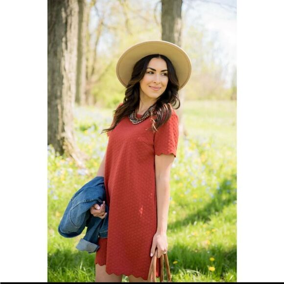 BETSEYS BOUTIQUE SHOP SHORT SLEEVE TEXTURED SCALLOP HEM DRESS SIZE M RUST - Picture 1 of 12